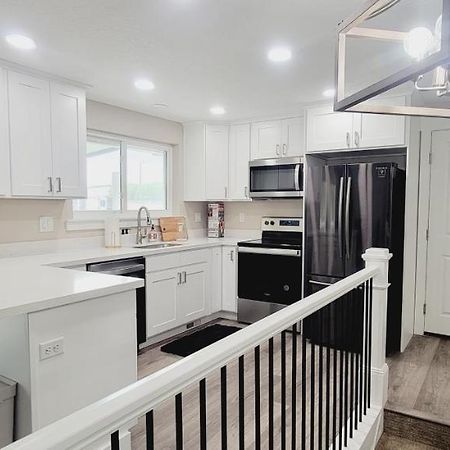 3 Bed 2 Bath Full Accessible Townhome In Heart Of Slc Саут-Джордан Экстерьер фото